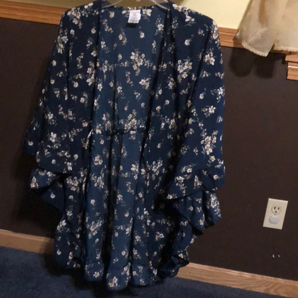 Hip length kimono style shirt